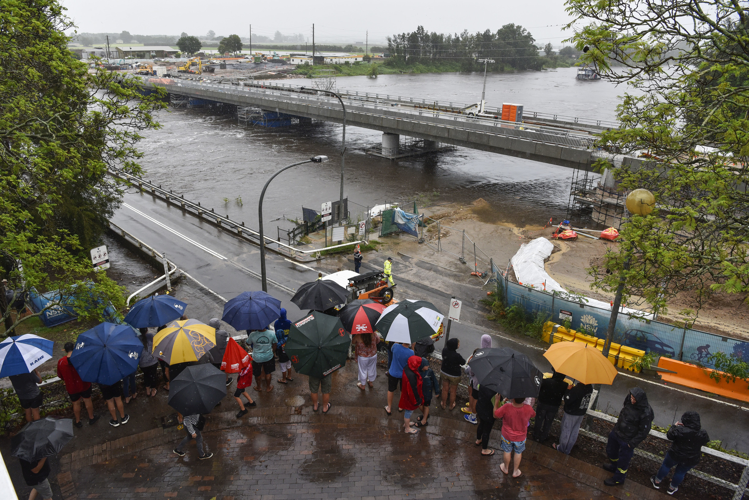 crowd-watching-floodwater-at-old-and-new-windsor-bridge-9-february-2020