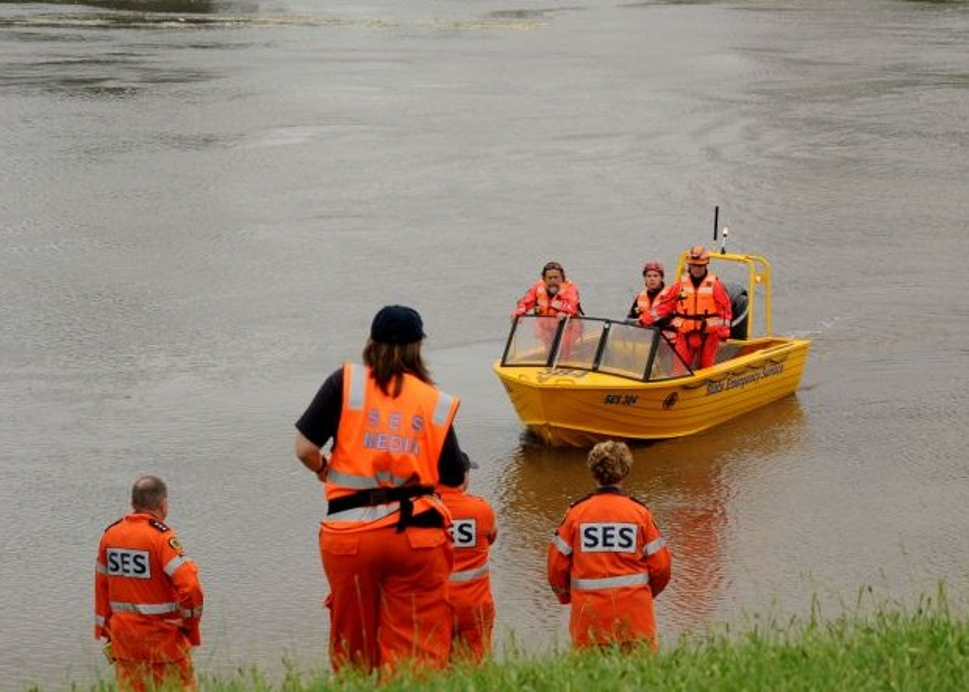 nsw-ses-volunteers-assist-the-community-in-flood-and-storm-emergencies