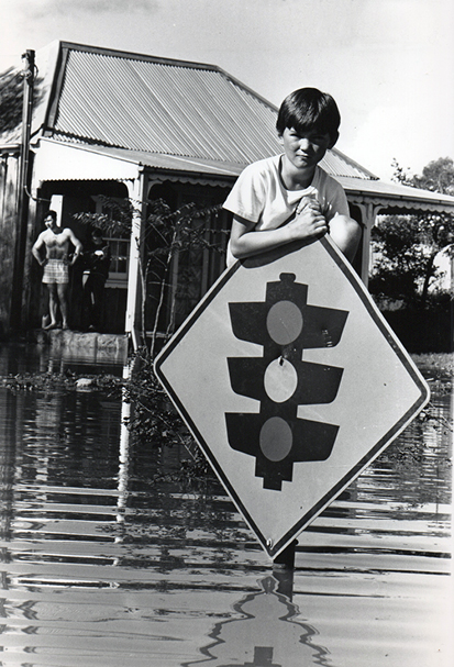 Damian Boyce, 9, clings to traffic sign during Windsor floods May 1 1988(Newspix)